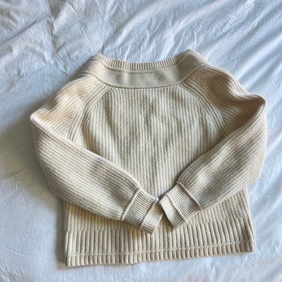 Everlane Women's Cream V-Neck Sweater - Picture 5 of 11